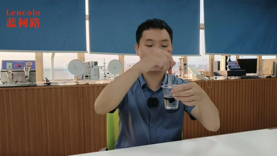 加色性好，添加一點色精或色漿即可攪拌分散均勻