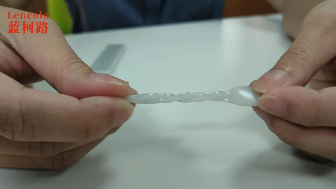 　回彈性好，按壓彎曲后模型形狀恢復(fù)速度快;柔韌性好，折疊不易斷裂;還具有一定的抗撕